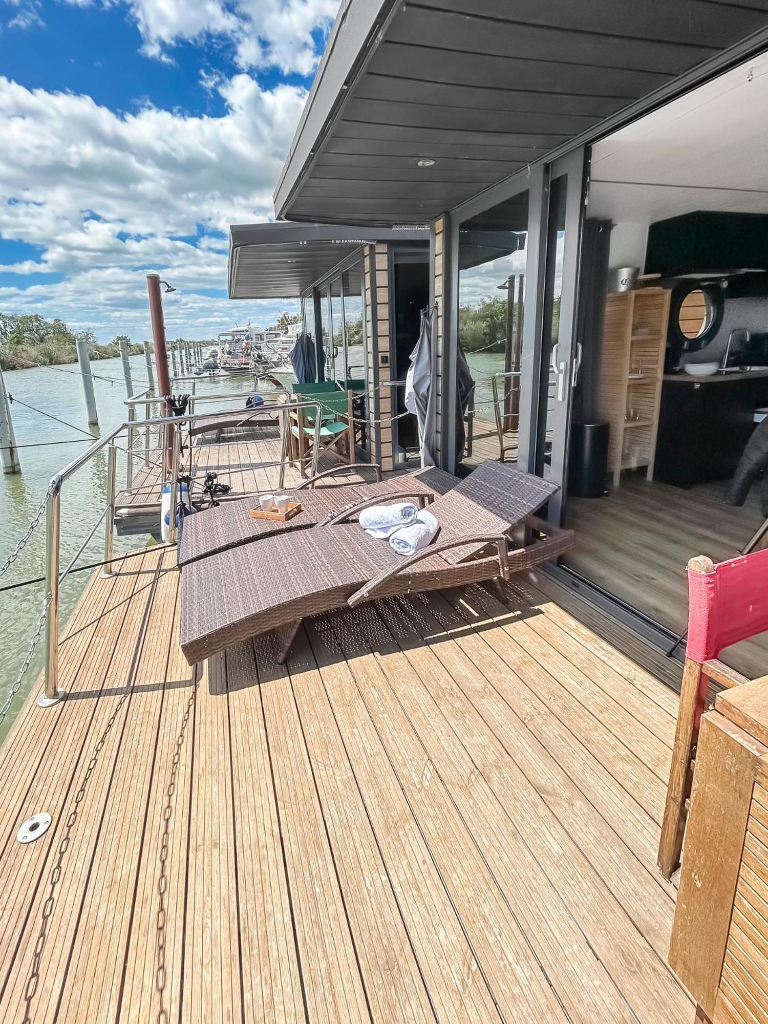 Sejour Unique Sur Un Bateau "Marius" Hotel Vauvert Eksteriør billede